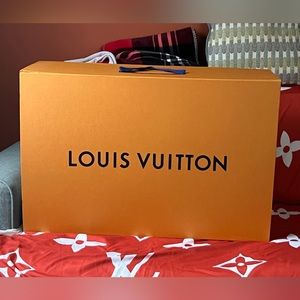 Louis Vuitton luggage Box - one corner of the box is torn as shown in pictures.